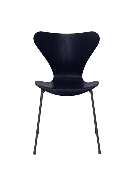 3107 Serie 7 stol i farvet ask af Arne Jacobsen - Midnight Blue / Warm Graphite - Jacobsen Plus