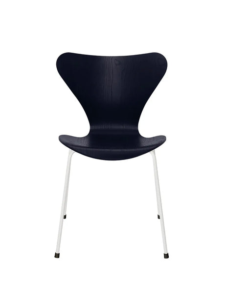 3107 Serie 7 stol i farvet ask af Arne Jacobsen - Midnight Blue / Hvid - Jacobsen Plus