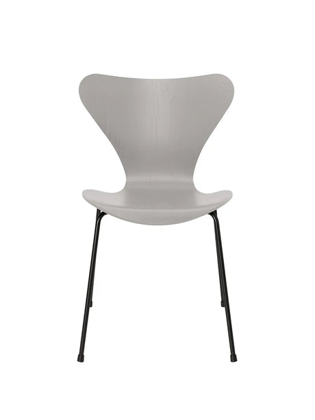 3107 Serie 7 stol i farvet ask af Arne Jacobsen - Nine Grey / Sort - Jacobsen Plus