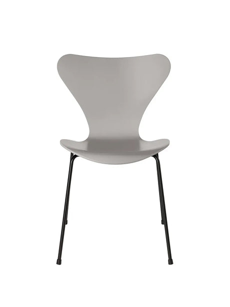 3107 Serie 7 stol lakeret af Arne Jacobsen - Nine Grey / Sort - Jacobsen Plus