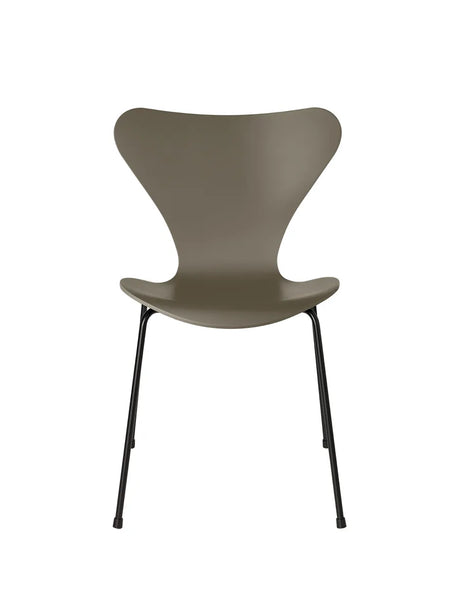 3107 Serie 7 stol lakeret af Arne Jacobsen - Olive Green / Sort - Jacobsen Plus
