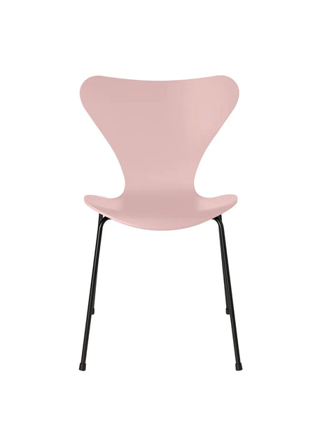 3107 Serie 7 stol lakeret af Arne Jacobsen - Pale Rose / Sort - Jacobsen Plus