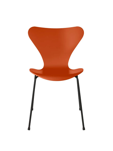 3107 Serie 7 stol lakeret af Arne Jacobsen - Paradise Orange / Sort - Jacobsen Plus