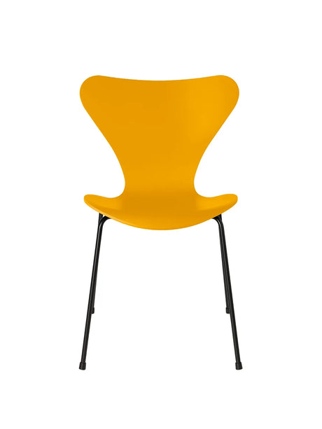 3107 Serie 7 stol lakeret af Arne Jacobsen - True Yellow / Sort - Jacobsen Plus