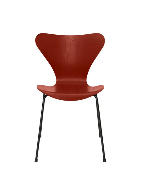 3107 Serie 7 stol i farvet ask af Arne Jacobsen - Venetian Red / Sort - Jacobsen Plus