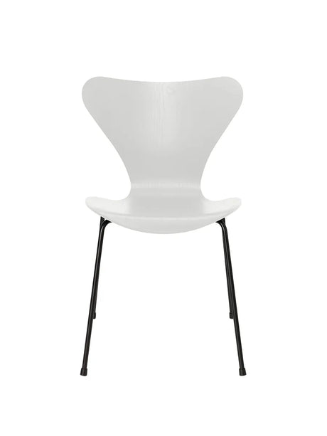 3107 Serie 7 stol i farvet ask af Arne Jacobsen - Hvid / Sort - Jacobsen Plus