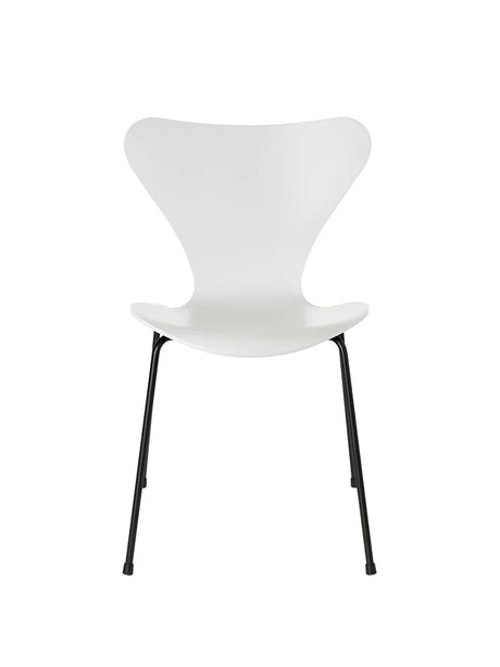 3107 Serie 7 stol lakeret af Arne Jacobsen - Hvid / Sort - Jacobsen Plus