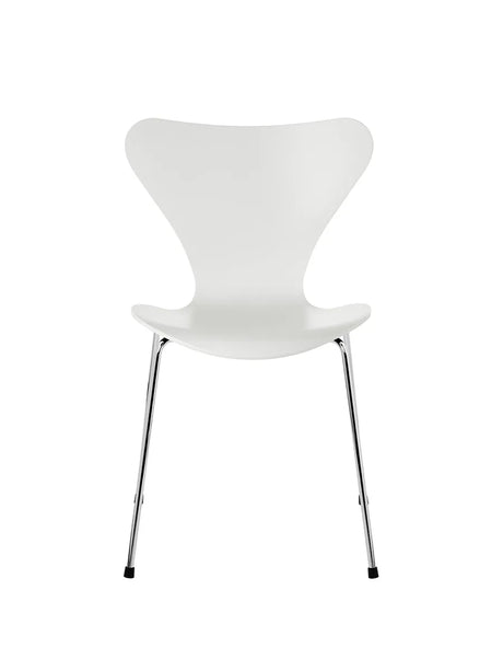 3107 Serie 7 stol lakeret af Arne Jacobsen - Hvid / Krom - Jacobsen Plus