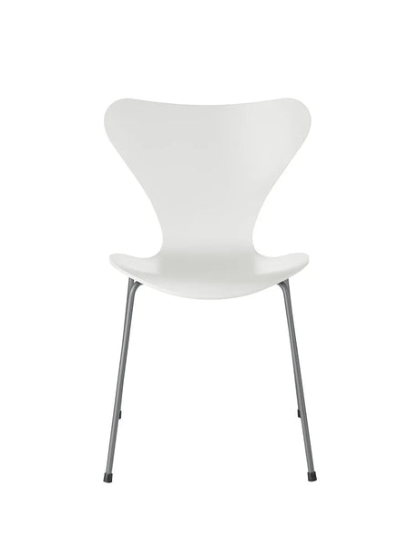 3107 Serie 7 stol lakeret af Arne Jacobsen - Hvid / Silver Grey - Jacobsen Plus