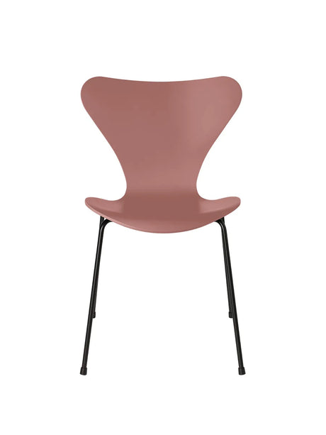 3107 Serie 7 stol lakeret af Arne Jacobsen - Wild Rose / Sort - Jacobsen Plus