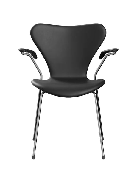 3207 stol m/armlæn, fuldpolstret Essential læder sort/krom stel af Arne Jacobsen - 1 - Jacobsen Plus