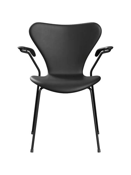 3207 stol m/armlæn, fuldpolstret Essential læder sort/sort stel af Arne Jacobsen - 1 - Jacobsen Plus