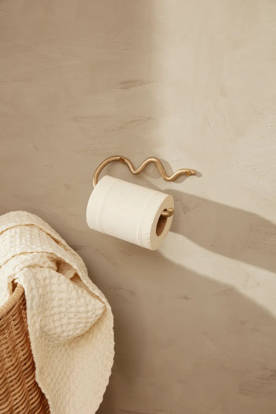 Curvature Toilet Paper Holder fra Ferm Living - 1 - Jacobsen Plus
