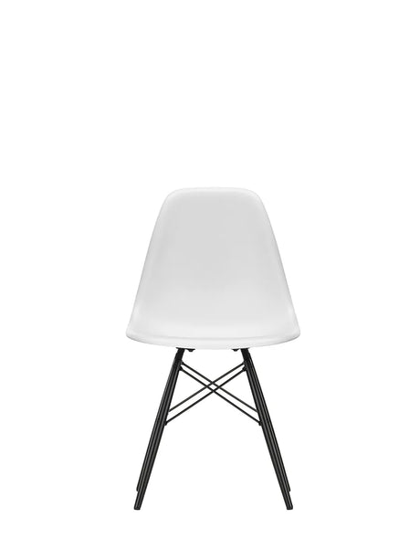 Eames Plastic Side Chair DSW, sortlakeret ahorntræ fra Vitra - White - Jacobsen Plus