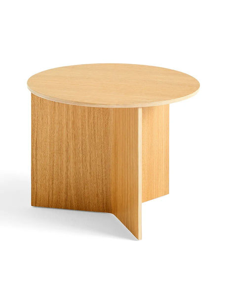 Slit borde i træ fra Hay - Round- Ø 45 x H 35,5 cm / Lakeret eg - Jacobsen Plus