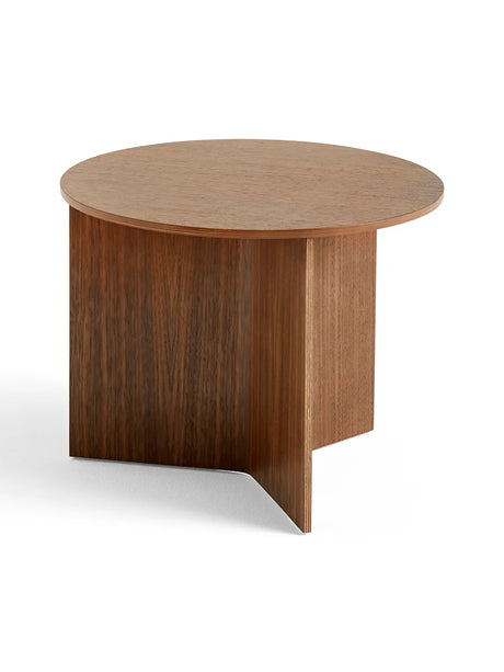 Slit borde i træ fra Hay - Round- Ø 45 x H 35,5 cm / Lakeret valnød - Jacobsen Plus