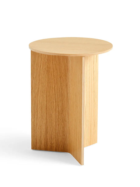 Slit borde i træ fra Hay - High Round- Ø 35 x H 47 cm / Lakeret eg - Jacobsen Plus