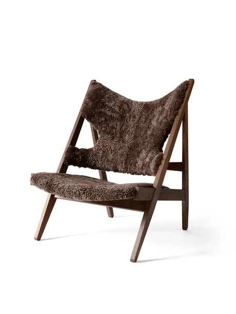Knitting Lounge Chair, Sheepskin fra Audo Copenhagen - Dark Stained Oak - Drake 20 - Jacobsen Plus