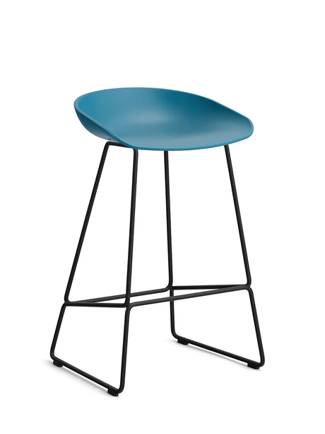 About a Stool AAS38 fra Hay - Lav - B 47 x D 45 x H 65-76 cm / Azure Blue / Sort pulverlakeret stål - Jacobsen Plus