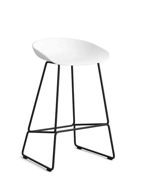 About a Stool AAS38 fra Hay - Lav - B 47 x D 45 x H 65-76 cm / Hvid / Sort pulverlakeret stål - Jacobsen Plus
