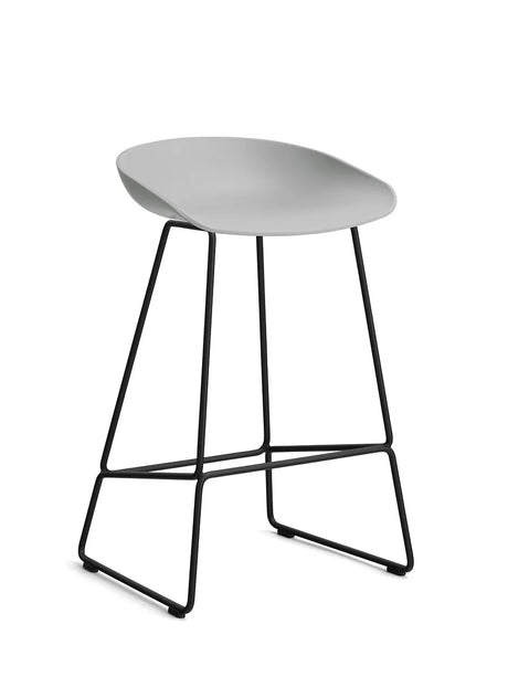 About a Stool AAS38 fra Hay - Lav - B 47 x D 45 x H 65-76 cm / Concrete grey / Sort pulverlakeret stål - Jacobsen Plus