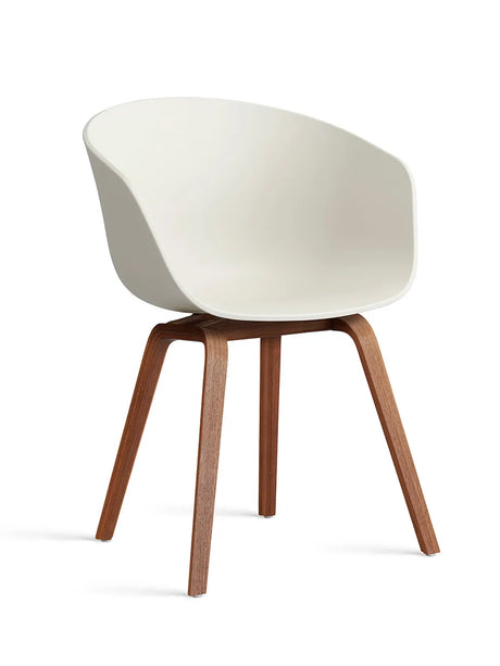 About a Chair AAC22 fra Hay - Melange Cream / Lakeret valnød - Jacobsen Plus