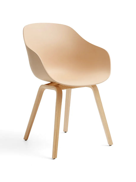 About a Chair AAC 222 fra Hay - Pale Peach / Lakeret eg - Jacobsen Plus