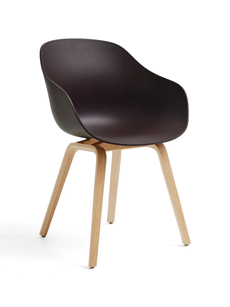 About a Chair AAC 222 fra Hay - Raisin / Lakeret eg - Jacobsen Plus