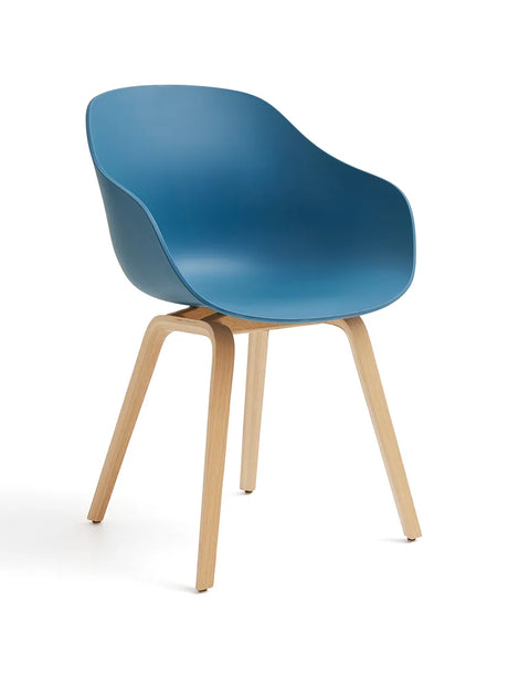 About a Chair AAC 222 fra Hay - Azure blue / Lakeret eg - Jacobsen Plus