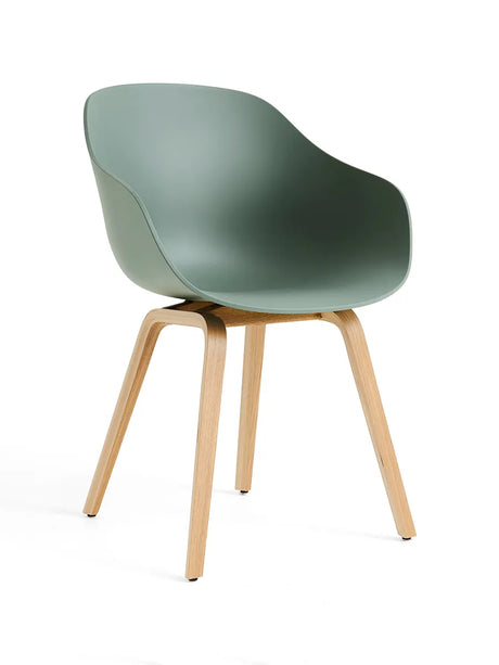 About a Chair AAC 222 fra Hay - Fall Green / Lakeret eg - Jacobsen Plus