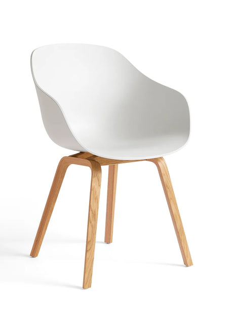 About a Chair AAC 222 fra Hay - White / Lakeret eg - Jacobsen Plus