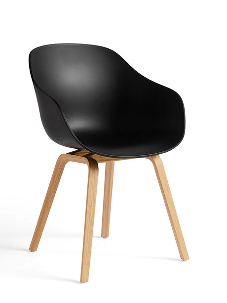 About a Chair AAC 222 fra Hay - Black / Lakeret eg - Jacobsen Plus