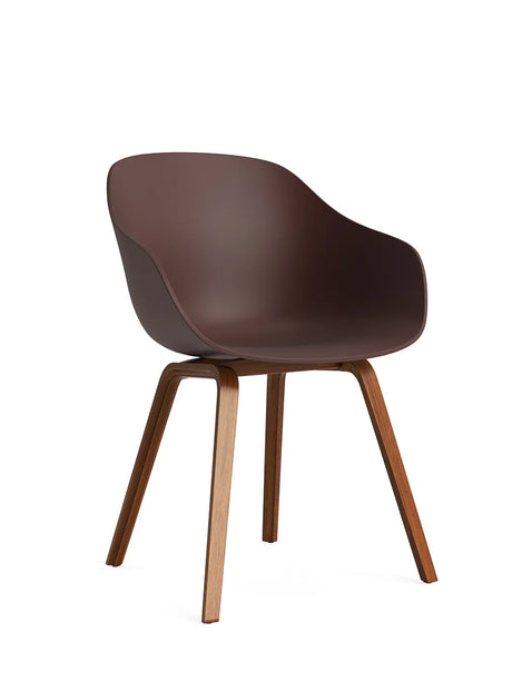 About a Chair AAC 222 fra Hay - Raisin / Lakeret valnød - Jacobsen Plus