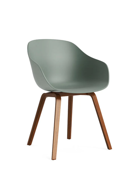 About a Chair AAC 222 fra Hay - Fall Green / Lakeret valnød - Jacobsen Plus