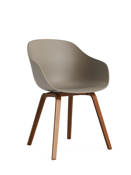 About a Chair AAC 222 fra Hay - Khaki / Lakeret valnød - Jacobsen Plus