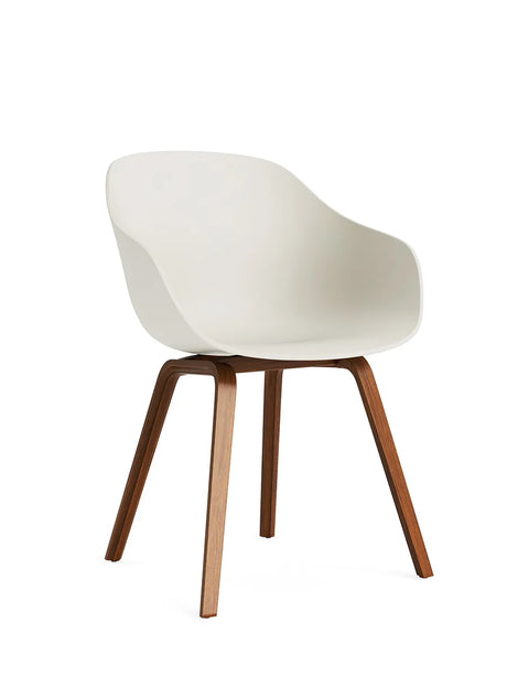 About a Chair AAC 222 fra Hay - Melange Cream / Lakeret valnød - Jacobsen Plus