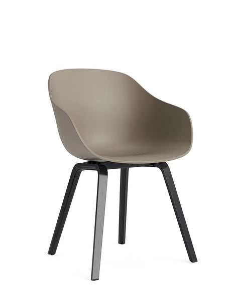 About a Chair AAC 222 fra Hay - Khaki / Sortlakeret eg - Jacobsen Plus