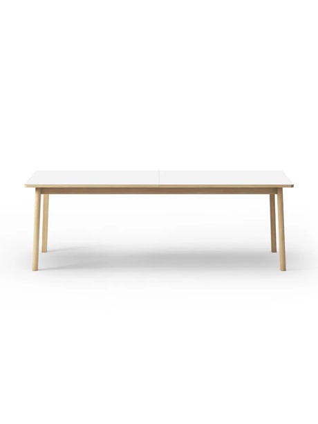 Ana Bord, 220/320 cm fra Fredericia Furniture - Hvid nanolaminat / Eg sæbe - Jacobsen Plus