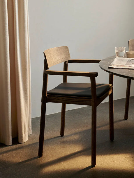 Betty TK11 Spisebordsstol, røget eg/sort læder fra &Tradition - 2 - Jacobsen Plus