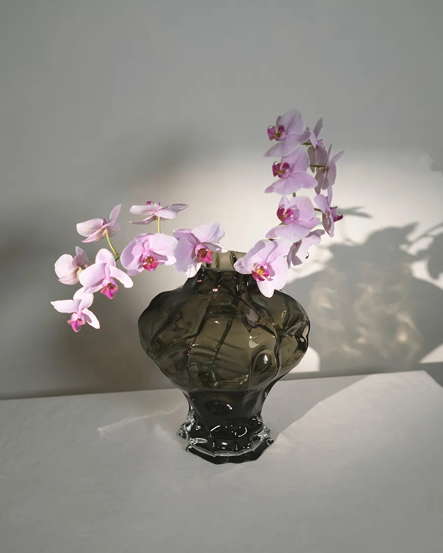 Ammonit Vase, new smoke fra Hein Studio