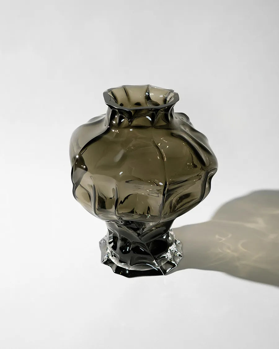 Ammonit Vase, new smoke fra Hein Studio