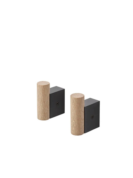 Attach Coat Hooks, 2 stk. fra Muuto - Black - oak - Jacobsen Plus