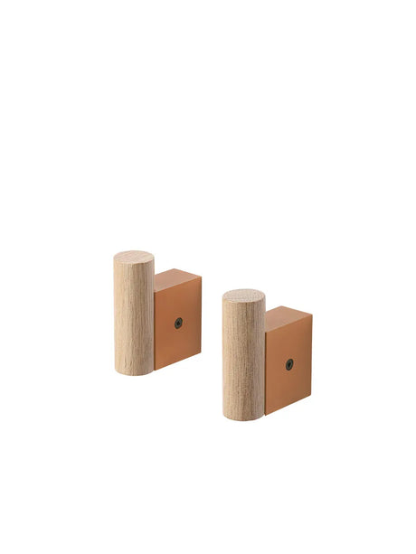 Attach Coat Hooks, 2 stk. fra Muuto - Burnt orange - oak - Jacobsen Plus