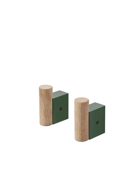 Attach Coat Hooks, 2 stk. fra Muuto - Dark green - oak - Jacobsen Plus