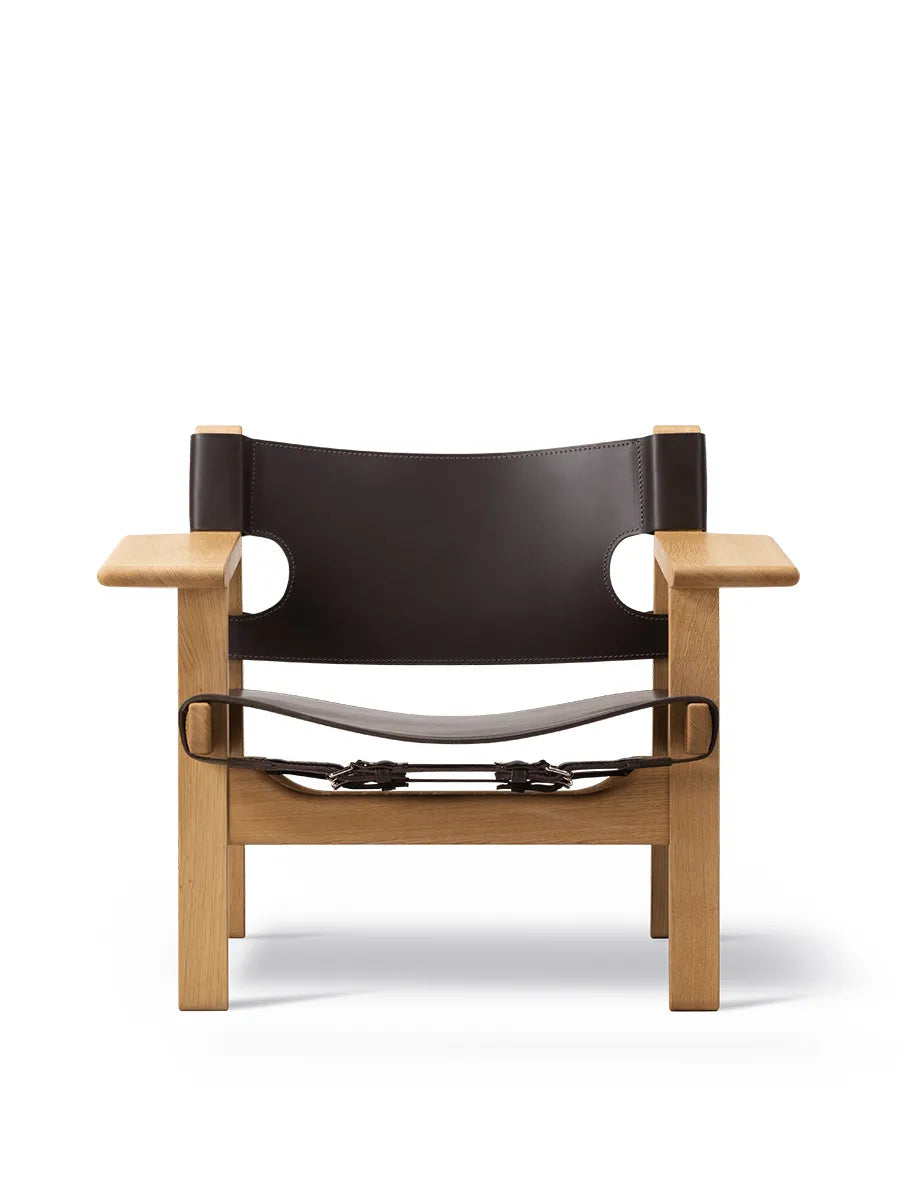 Den Spanske Stol i mørkebrun læder, eg olie af Børge Mogensen