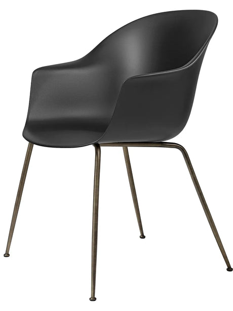 Bat Spisestol, conic base fra GUBI - Antique brass base / Black - Jacobsen Plus