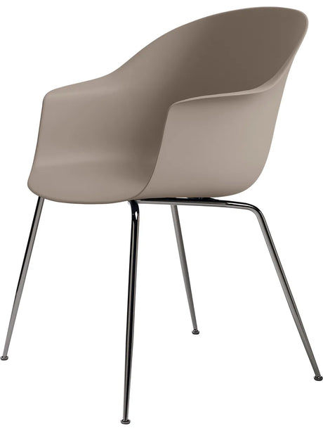 Bat Spisestol, conic base fra GUBI - Black chrome base / New beige - Jacobsen Plus