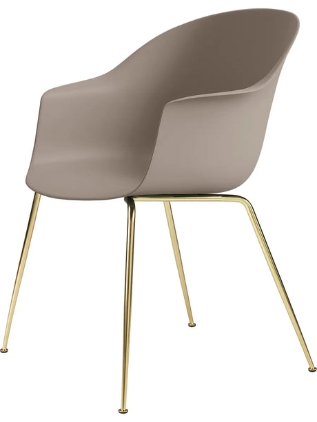 Bat Spisestol, conic base fra GUBI - Brass base / New beige - Jacobsen Plus