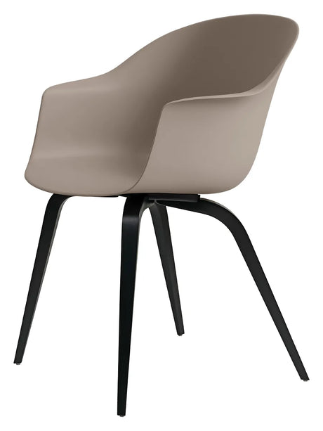 Bat Spisestol, wood base fra GUBI - Black stained beech / New beige - Jacobsen Plus