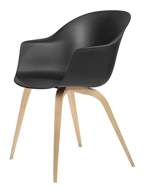 Bat Spisestol, wood base fra GUBI - Oak / Black - Jacobsen Plus